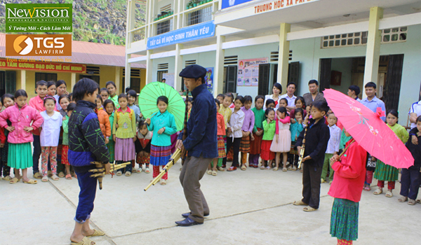 Các em học sinh vùng cao của huyện Mèo Vạc, tỉnh Hà Giang vẫn còn nhiều thiếu thốn, khó khăn và cần lắm những tấm lòng sẻ chia của cộng đồng nâng bước em tới trường - Ảnh minh họa.