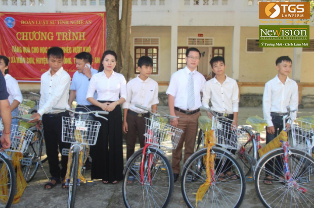 Luật sư Nguyễn Văn Tuấn (Giám Đốc- Hãng Luật TGS) trao quà tặng cho các em học sinh nghèo vượt khó học giỏi
