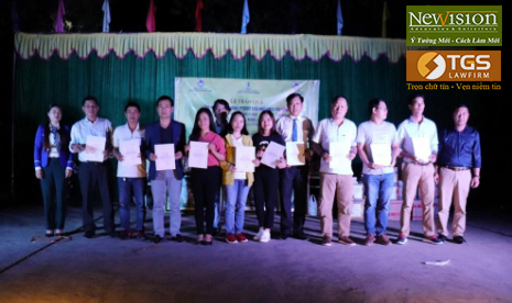 Đại diện các nhà tài trợ nhận Giấy chứng nhận tài trợ của phòng giáo dục huyện Mèo Vạc